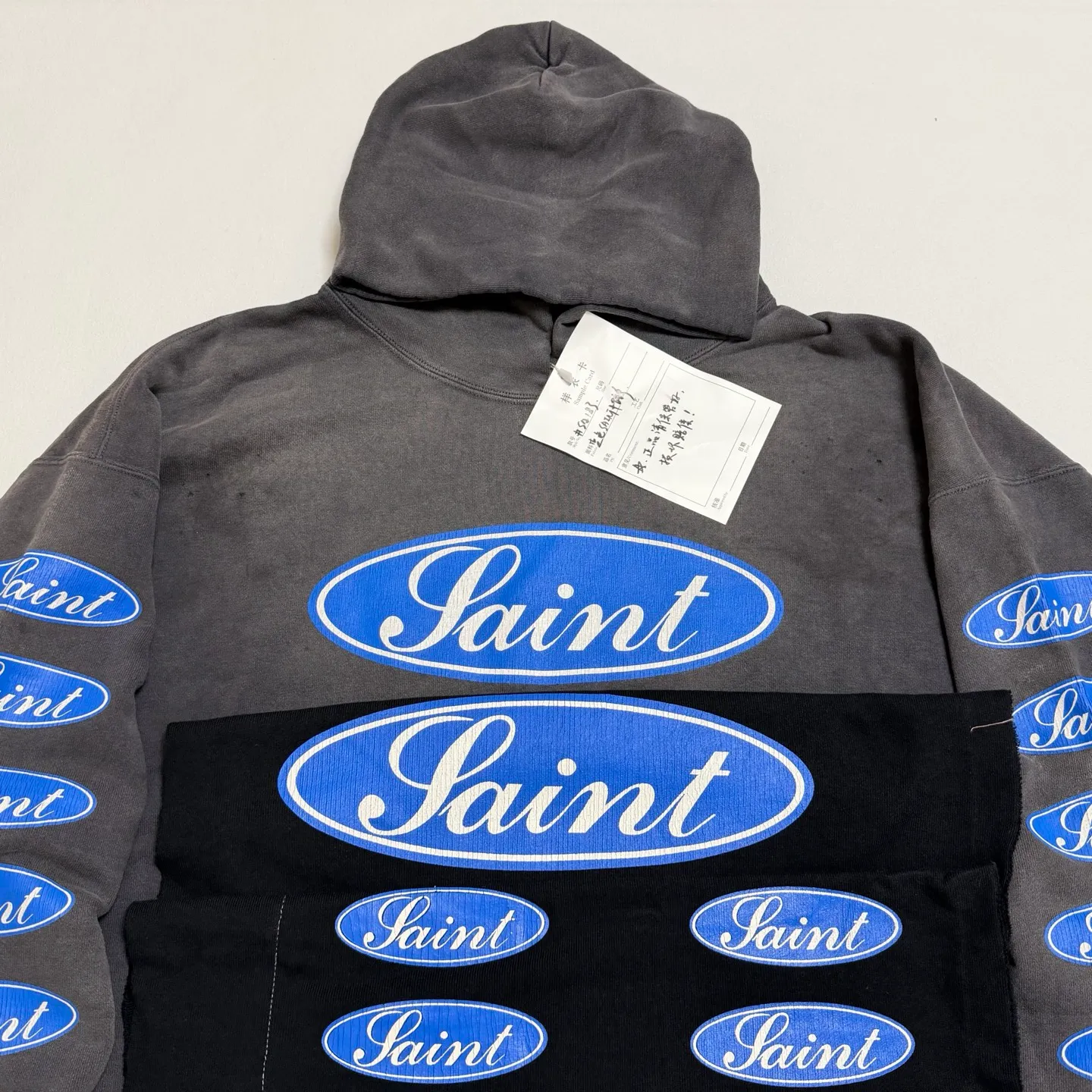 Printed panel SAINT Mxxxxxx HOODIE/LOVE AMONG/BLK blue SAINT barrage slogan hoodie, washed black S-XL, the latest version, revised many times, the version is closer to the original version, and the street flavor is stronger! Heavy washing with water-sprayed fading process for stronger distressing effect. Handmade wormhole destruction treatment. Authentic level extreme distressed crack printing. The main mark and wash mark are all correct versions.